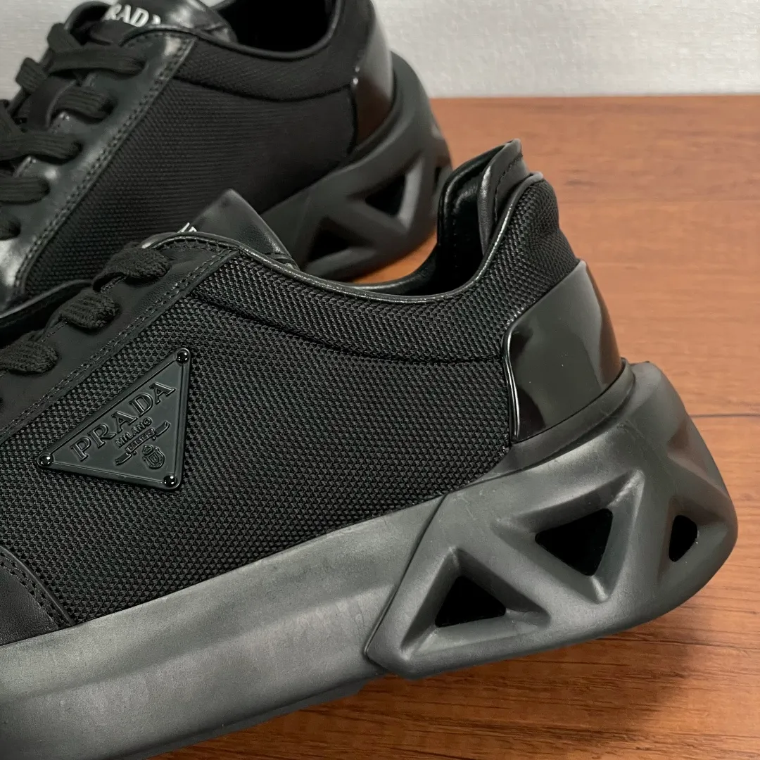 💰720 Code: YS003342 Prada/Prada men's new mesh stitching sneakers. This sneaker presents a modern version, reinterpreting the brand's archive style with clean lines and smooth details. The shoes are made of calf leather and technical fabric, with a triangular metal logo on the outside, bright TPU decoration on the heel, and a longer and padded inner heel design for a more comfortable fit. The tongue is decorated with a silk-screen logo, and is paired with a hollow rubber sole on the heel. The full cowhide lining comes standard with logo cowhide foot pads, making the upper foot taller, more comfortable, and versatile! Comes with full original packaging! Size: 39-40-41-42-43-44 Standard leather shoe size (45 can be customized and does not support returns) Item number: 2EE918 mesh black